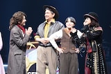 「ひげが取れてしまった」と報告するダイアモンド☆ユカイ(右)と、笑う長野博(左)、別所哲也(左から2番目)、小山十輝(右から2番目)。