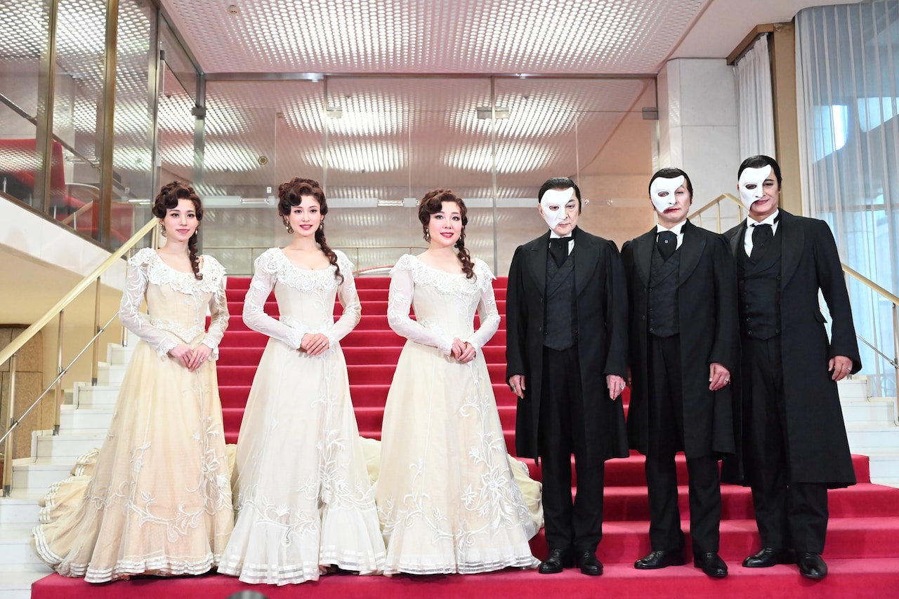 ミュージカル「ラブ・ネバー・ダイ」囲み取材より、左から真彩希帆