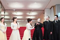 ミュージカル「ラブ・ネバー・ダイ」囲み取材より。市村正親（左から4番目）から「メロメロでございます」と言われた平原綾香（左から3番目）がツッコむ様子。