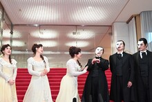 ミュージカル「ラブ・ネバー・ダイ」囲み取材より。市村正親（左から4番目）から「メロメロでございます」と言われた平原綾香（左から3番目）がツッコむ様子。