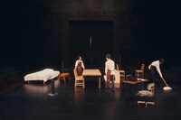 劇団papercraft 第11回公演「昨日の月」より。（撮影：中川達也）