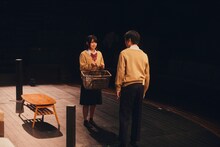 劇団papercraft 第11回公演「昨日の月」より。（撮影：中川達也）