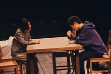 劇団papercraft 第11回公演「昨日の月」より。（撮影：中川達也）