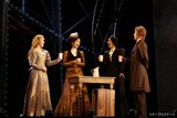 ミュージカル「ラブ・ネバー・ダイ」より、左からメグ・ジリー（小南満佑子）、クリスティーヌ（笹本玲奈）、マダム・ジリー（春野寿美礼）、ラウル・シャニュイ子爵（加藤和樹）。（撮影：渡部孝弘）
