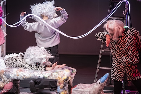 市原佐都子 / Q「キティ」成果発表の様子。（photo by bozzo、提供：城崎国際アートセンター（豊岡市））