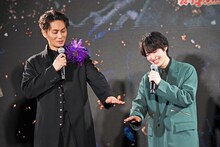 「昔はこんなに小さかったのに……」と、阪本奨悟（右）との初共演を懐かしむ加藤和樹（左）。