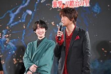 左から阪本奨悟、浦井健治。