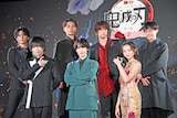 キャラクターや作品をイメージしたポーズで撮影に応じた登壇者たち。上段左から蒼木陣、加藤和樹、浦井健治、元吉庸泰。下段左から佐々木喜英、阪本奨悟、髙橋かれん。