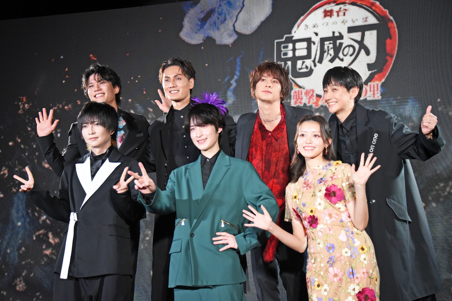 上段左から蒼木陣、加藤和樹、浦井健治、元吉庸泰。下段左から佐々木喜英、阪本奨悟、髙橋かれん。
