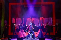 ミュージカル「七色いんこ」より。©Tezuka Productions／ミュージカル「七色いんこ」製作委員会