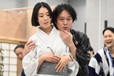 「浪人街」稽古場の公開の様子。左から玄理、丸山隆平。