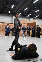 「浪人街」稽古場の公開より、丸山隆平（奥）と入野自由（手前）。