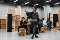 「浪人街」稽古場の公開の様子。