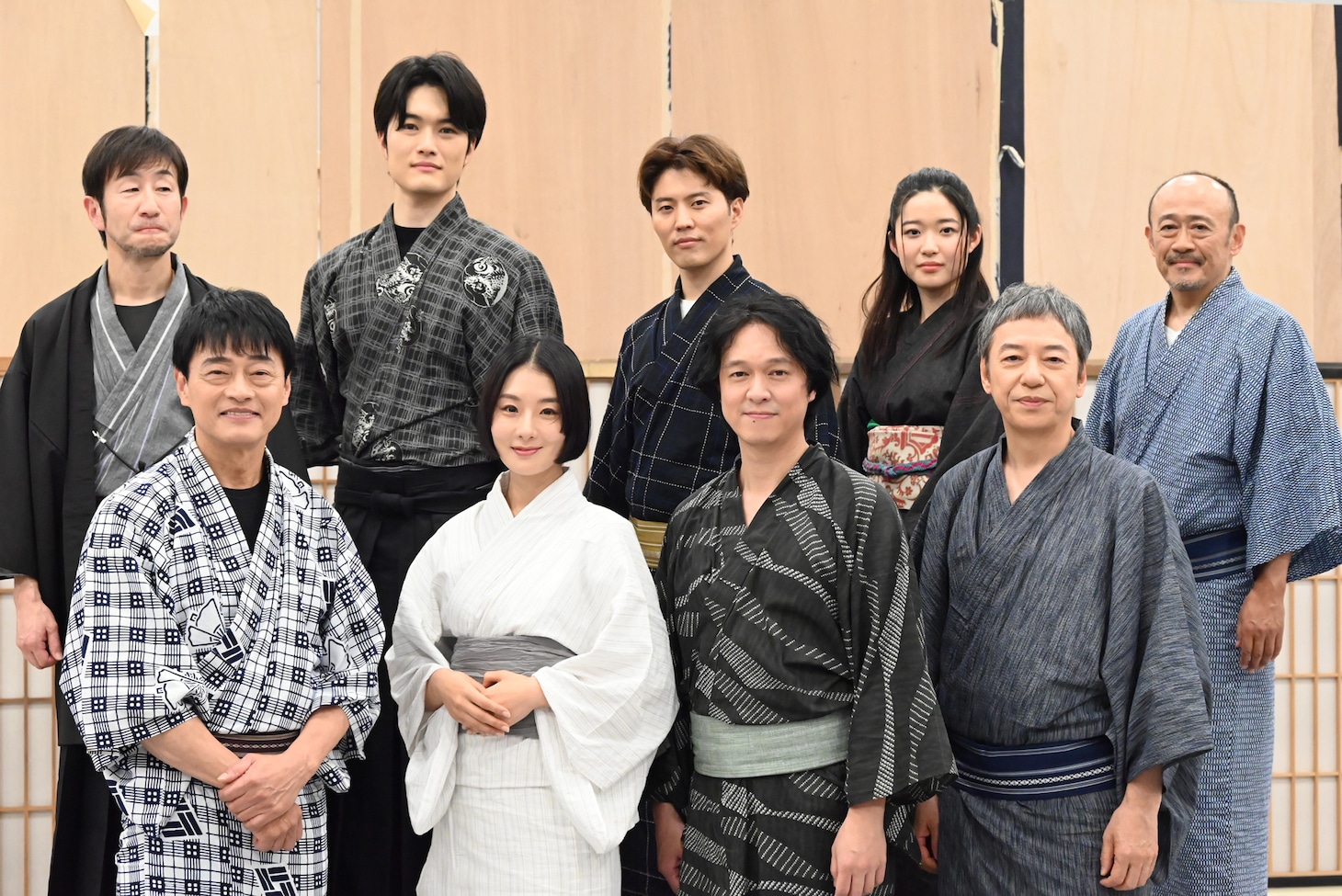 「浪人街」稽古場での囲み取材より。前列左から神保悟志、玄理、丸山隆平、板尾創路、後列左から矢柴俊博、入江甚儀、入野自由、藤野涼子、佐藤誓。