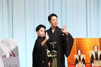 手を振る尾上丑之助（左）、尾上菊之助（右）。