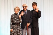 左から倍賞千恵子、山田洋次、木村拓哉。