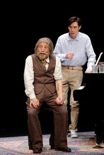 加藤健一事務所 vol.119 音楽劇「詩人の恋」より。（撮影：石川純）