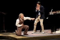 加藤健一事務所 vol.119 音楽劇「詩人の恋」より。（撮影：石川純）