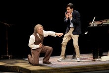 加藤健一事務所 vol.119 音楽劇「詩人の恋」より。（撮影：石川純）