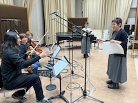 大竹しのぶ（右）と妄想ミュー研バンド。（写真提供：NHK）