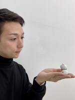 白い招き猫さんと見つめ合う、カワイイ米吉。絵になる1枚。