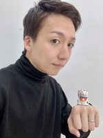 カワイイ招き猫ポーズで、出演する朗読劇「青空」の宣伝をする米吉。