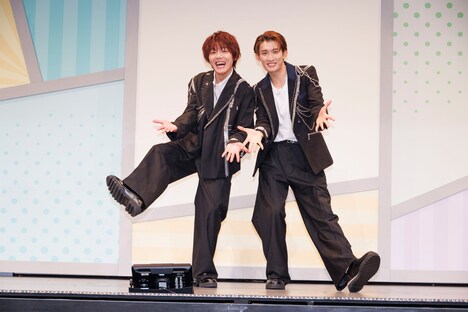 「ムロムカイ」より。左から室龍太、向井康二。