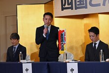 中村萬太郎（中央）