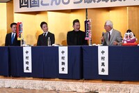 「最後獅童に手をついて謝らないといけないのか…」と言いながら中村獅童（右から2番目）に視線を送る中村萬壽（右端）。