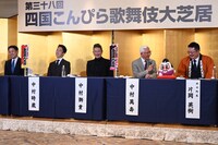 町長に「美味しかった焼肉屋さんはまだありますか？」「ボーリング場はなくなってしまったんですよね？」と質問する中村萬壽（右から2番目）。