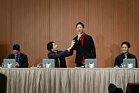 突然立ち上がり、公演のテーマを発表した中村壱太郎（中央右）と、壱太郎を着席させようとする中村米吉（中央左）。
