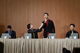 突然立ち上がり、公演のテーマを発表した中村壱太郎(中央右)と、壱太郎を着席させようとする中村米吉(中央左)。
