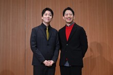 フォトセッション時、中村福之助と中村虎之介の到着を待たず、撮影に応じる中村壱太郎（右）と中村米吉（左）。