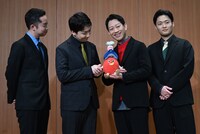 南座のキャラクター・みなみーなとの集合写真。