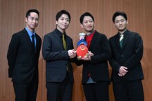 左から中村虎之介、中村米吉、南座のキャラクター・みなみーな、中村壱太郎、中村福之助。