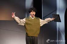「学芸員 鎌目志万とダ・ヴィンチ・ノート」ゲネプロより、鈴木拡樹演じる鎌目志万。