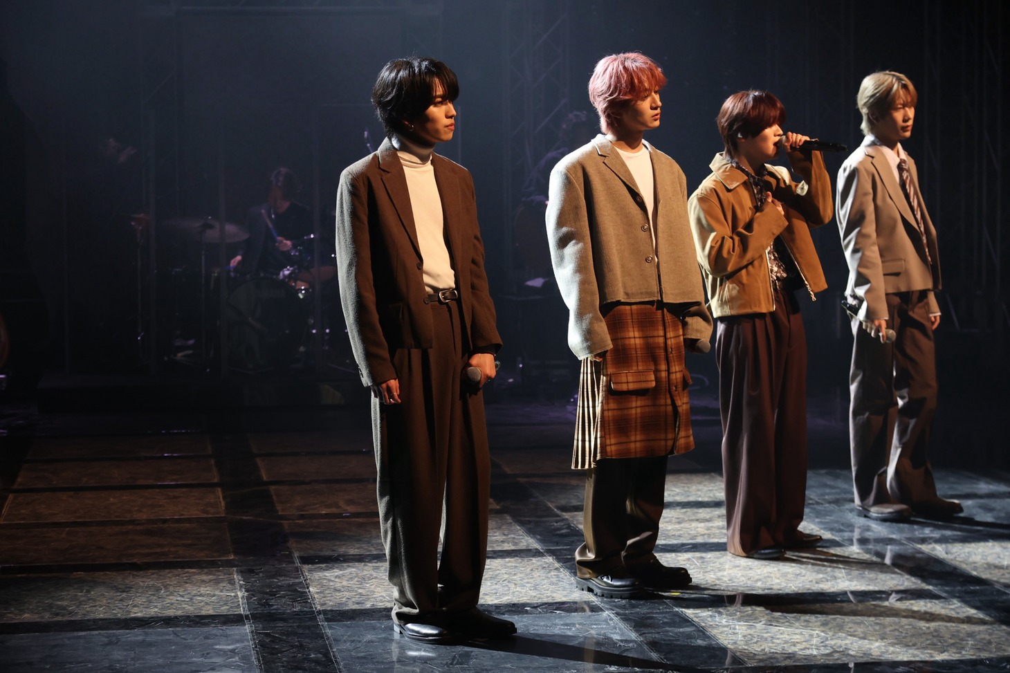 「『The Covers』バレンタイン・ナイト！～ラブソング名曲を贈る～」より、MAZZEL。（写真提供：NHK）