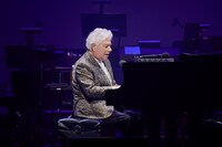 ピアノを演奏するアラン・メンケン。©Disney