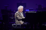 ピアノを演奏するアラン・メンケン。©Disney