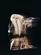 「春興鏡獅子」より、尾上右近扮する獅子の精。（撮影：岡本隆史）