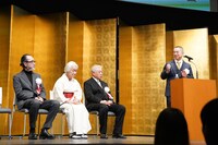 緒方晋（一番左）との同時受賞を喜ぶ横山拓也（中央）。