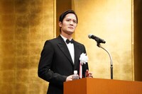 涙を浮かべる岡本圭人。