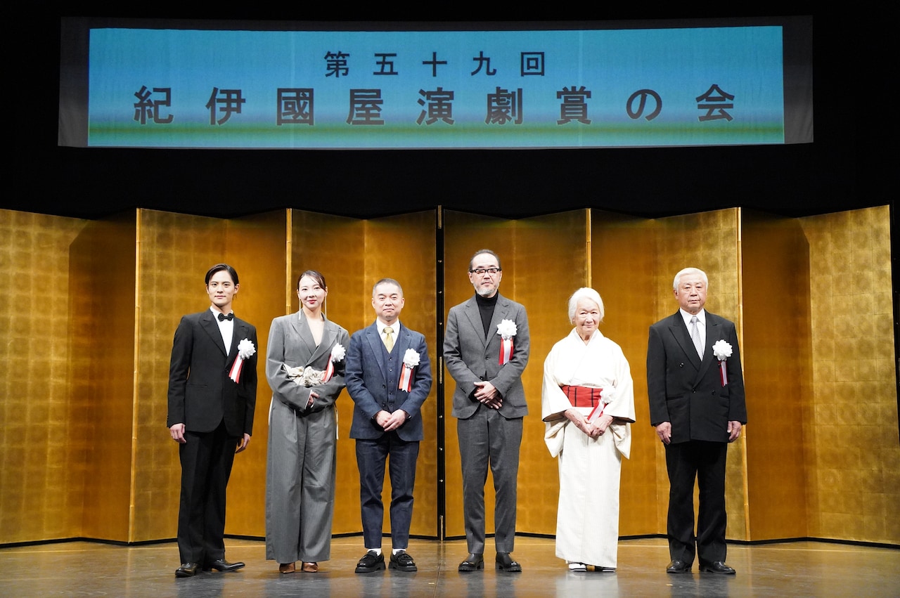 紀伊國屋演劇賞の贈呈式、岡本圭人が涙ながらに“仲間”へ感謝「俳優の道を歩んでいけると信じてくれた」