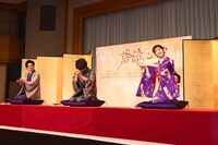 日本舞踊を披露する明日海りお（右）。