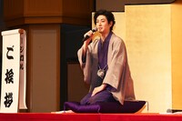 落語を披露する古川雄大。
