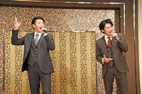 ミュージカル「ボニー＆クライド」製作発表で歌唱披露するキャストたち。左から矢崎広、柿澤勇人。