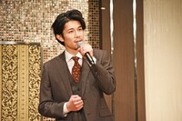 ミュージカル「ボニー＆クライド」製作発表で歌唱披露する柿澤勇人。