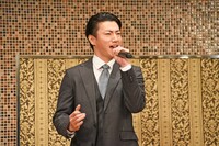 ミュージカル「ボニー＆クライド」製作発表で歌唱披露する矢崎広。