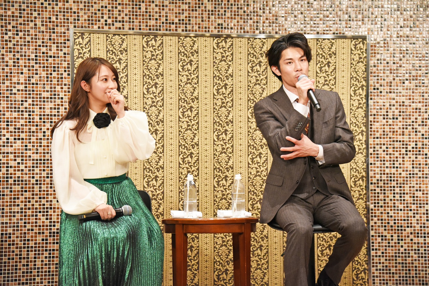 左から桜井玲香、柿澤勇人。