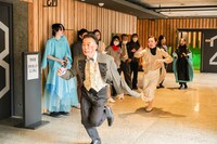 TAT演劇シリーズ 劇団壱劇屋本公演 オールスタンディング演劇「地底人CEREMONY」より。（撮影：河西沙織）